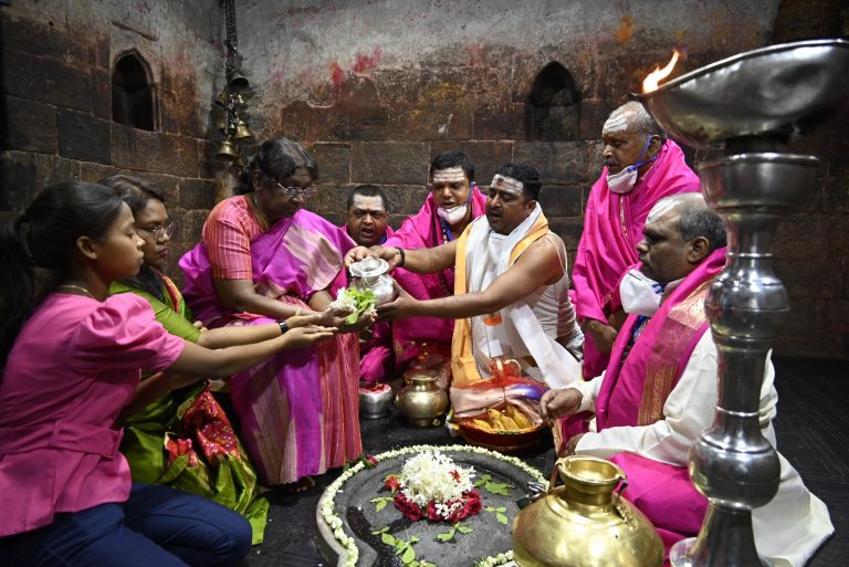 राष्ट्रपति द्रौपदी मुर्मू  ने बाबा मंदिर देवघर में षोड्शोपचार विधि से की पूजा अर्चना !